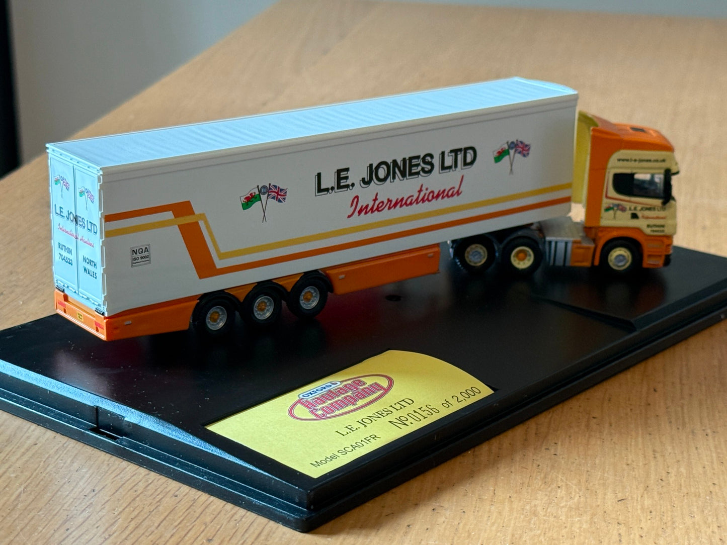 Oxford Diecast Haulage SCA01FR - Scania & Refrigerator Trailer LE Jones Ltd 1:76