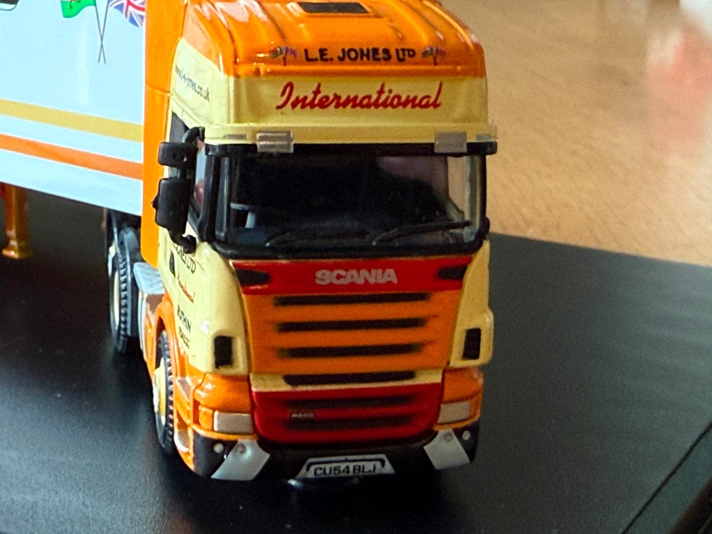 Oxford Diecast Haulage SCA01FR - Scania & Refrigerator Trailer LE Jones Ltd 1:76