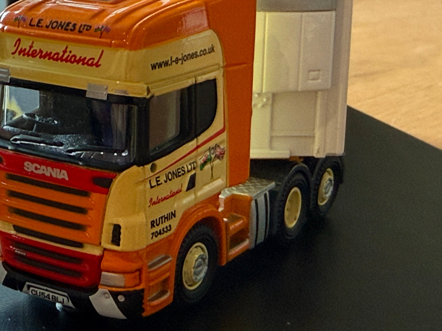 Oxford Diecast Haulage SCA01FR - Scania & Refrigerator Trailer LE Jones Ltd 1:76
