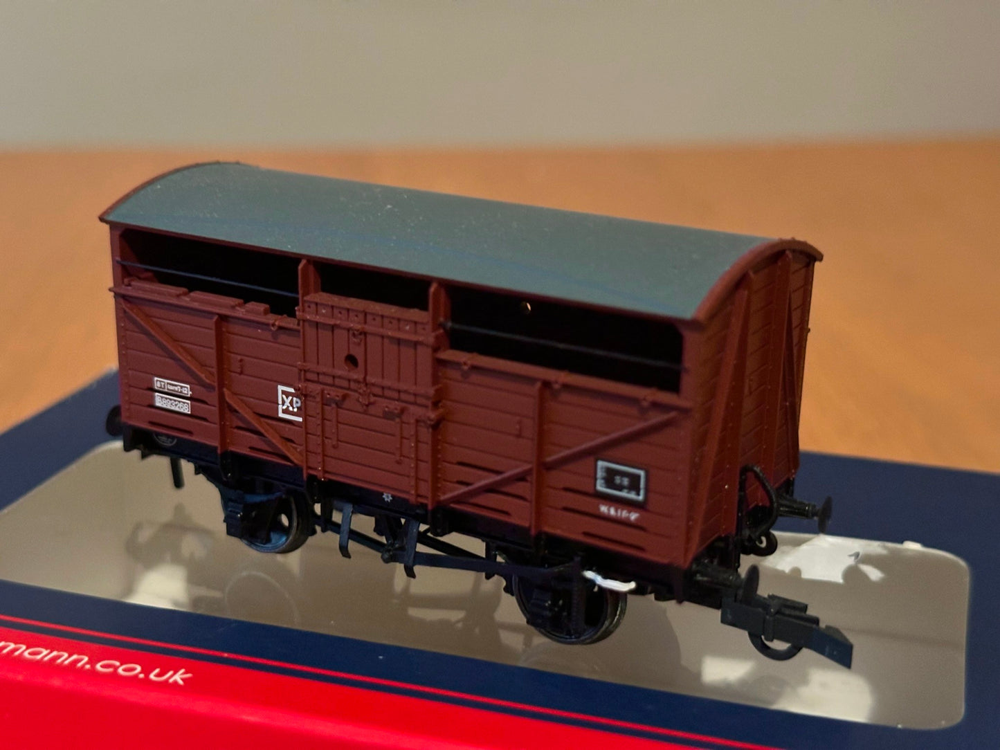 Bachmann 37-712D OO Gauge 8T Cattle Wagon BR Bauxite (Late). Boxed.
