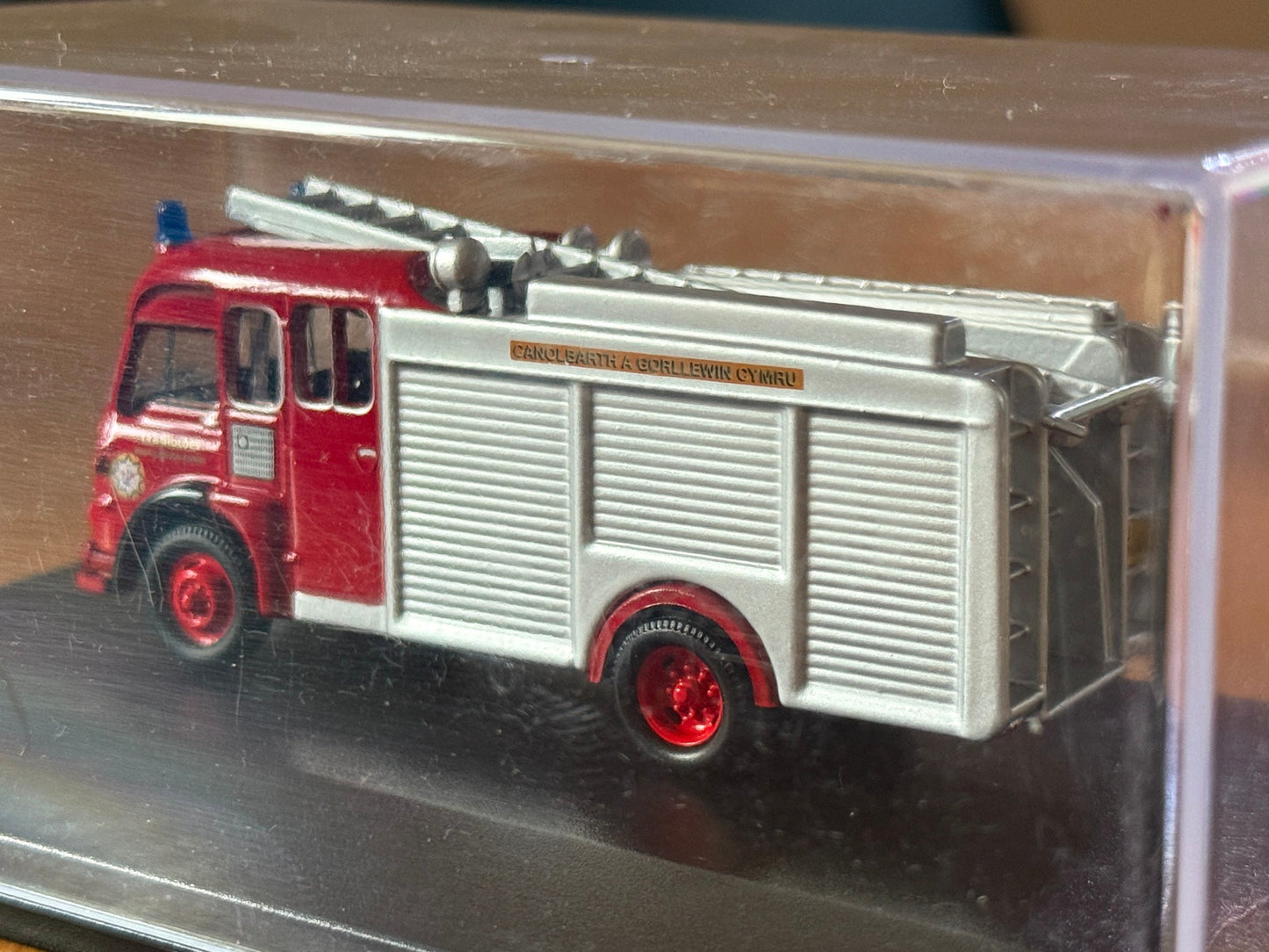 Oxford Diecast Bedford TK Fire Engine - Mid & West Wales - 1:76 OO Gauge