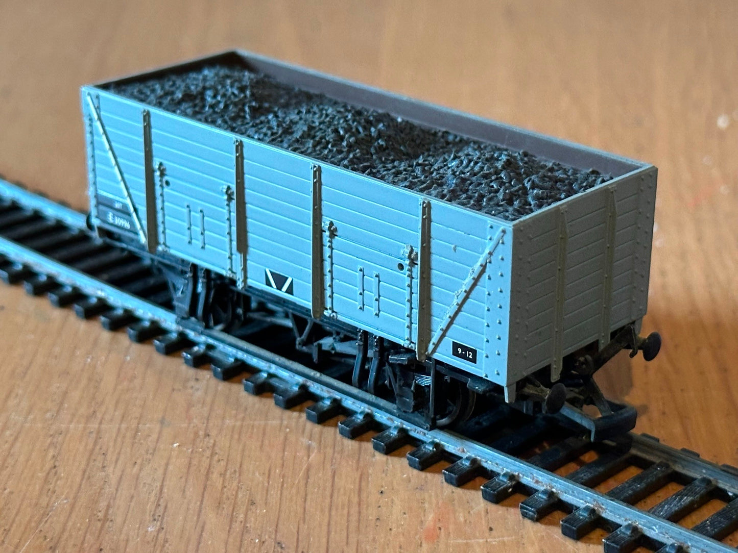 Hornby R6108C 20T 9 Plank Mineral Wagon E30987 with load in BR Grey. Preowned.