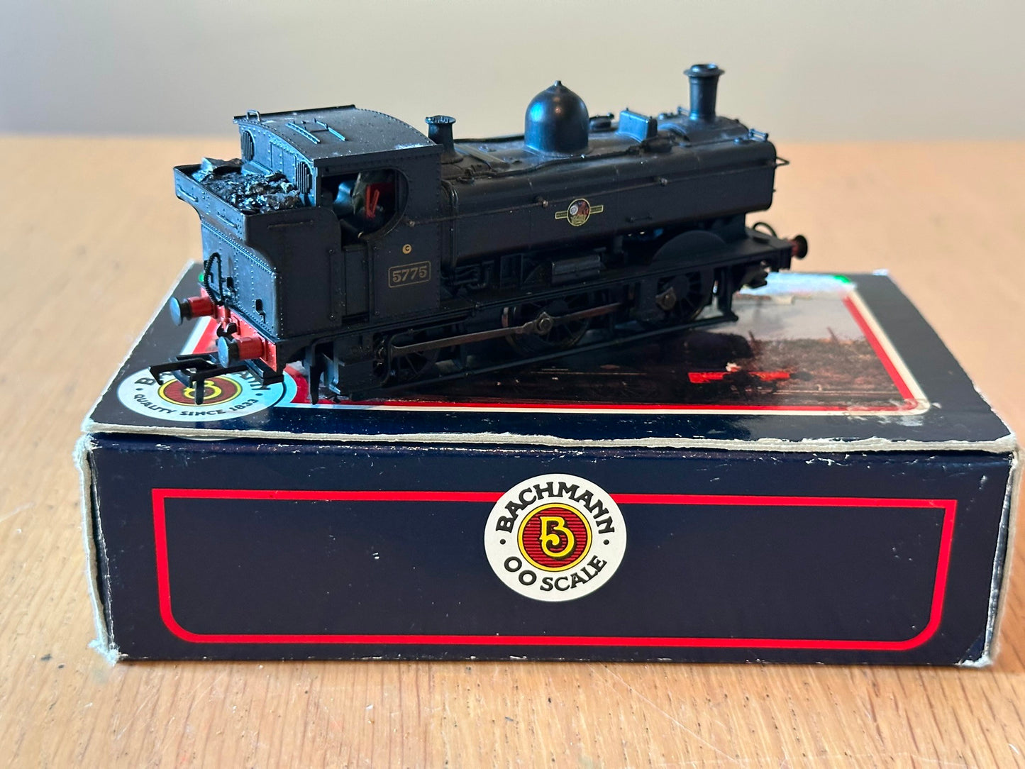 Bachmann Branchline 32-215 Class 57xx Pannier tank 5775 in GWR Green. Pre owned.