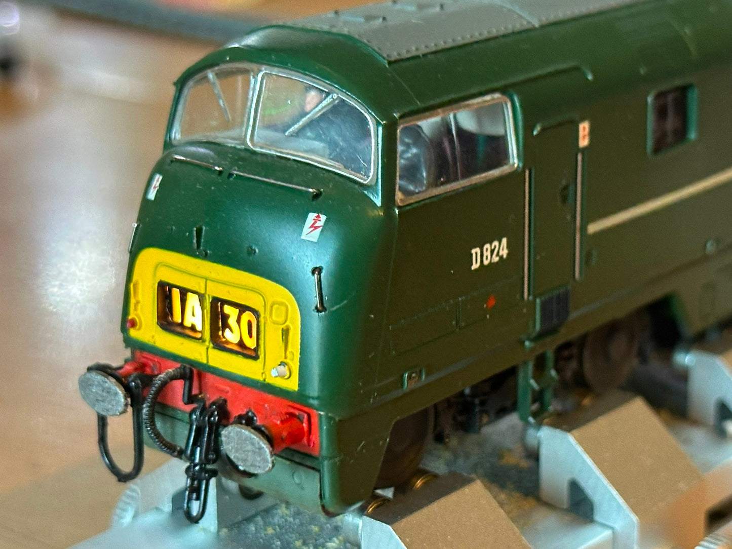 Mainline 37064 Class 42 D824 'Highflyer' BR green. Lights and Crew. Fully tested