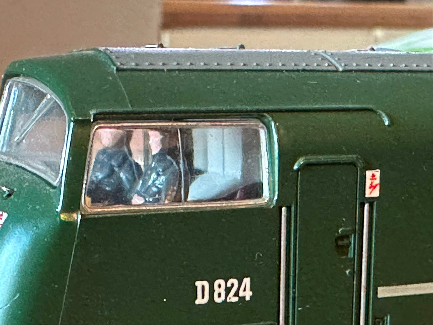 Mainline 37064 Class 42 D824 'Highflyer' BR green. Lights and Crew. Fully tested