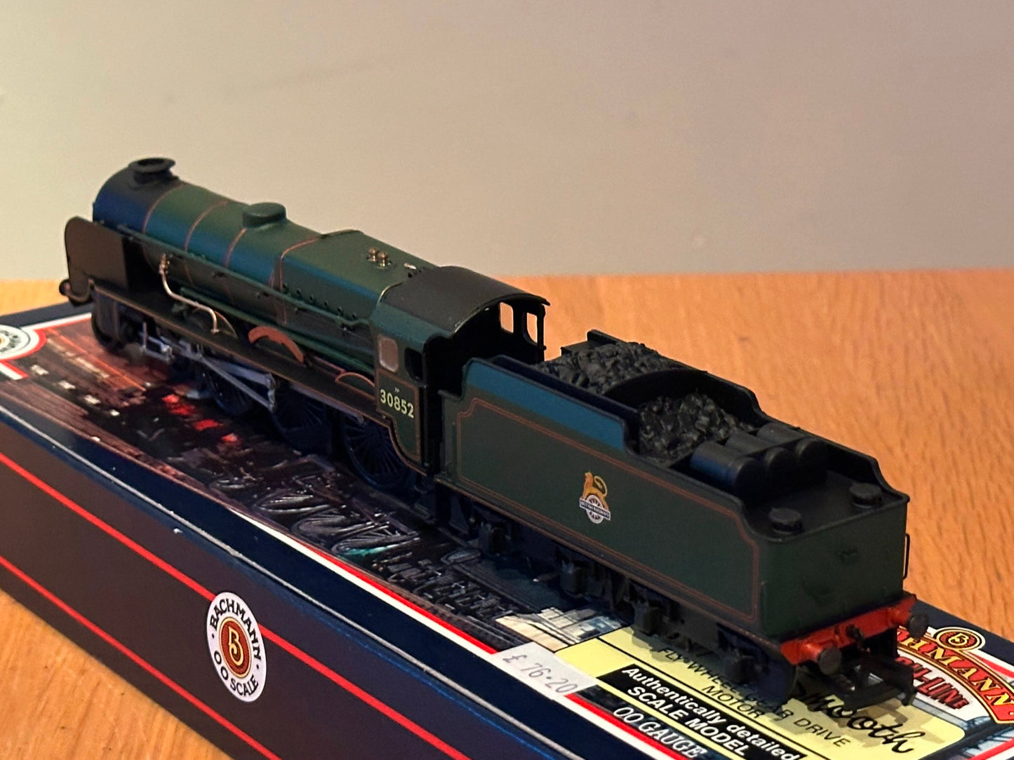 Bachmann 31-405 Class LN 'Lord Nelson' 4-6-0 30852 'Sir Walter Raleigh' Preowned
