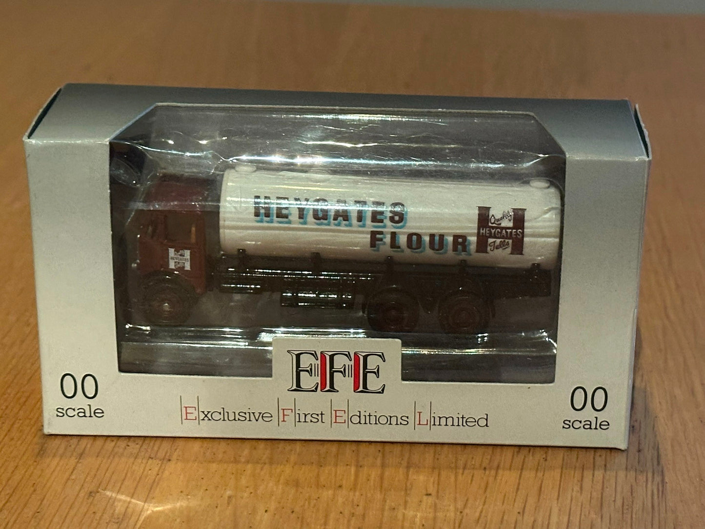 EFE OO Gauge AEC Mammoth 6-wheel Tanker - Heygates Flour 10901. Boxed.