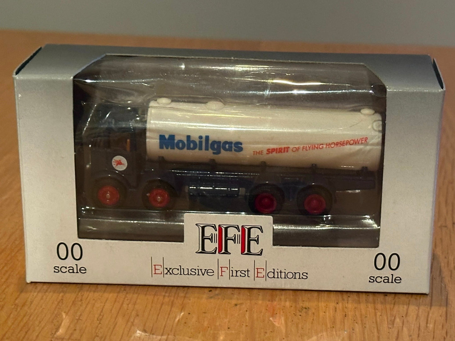 EFE OO Gauge AEC Mammoth 6-wheel Mobilgas Tanker 10604. Boxed.