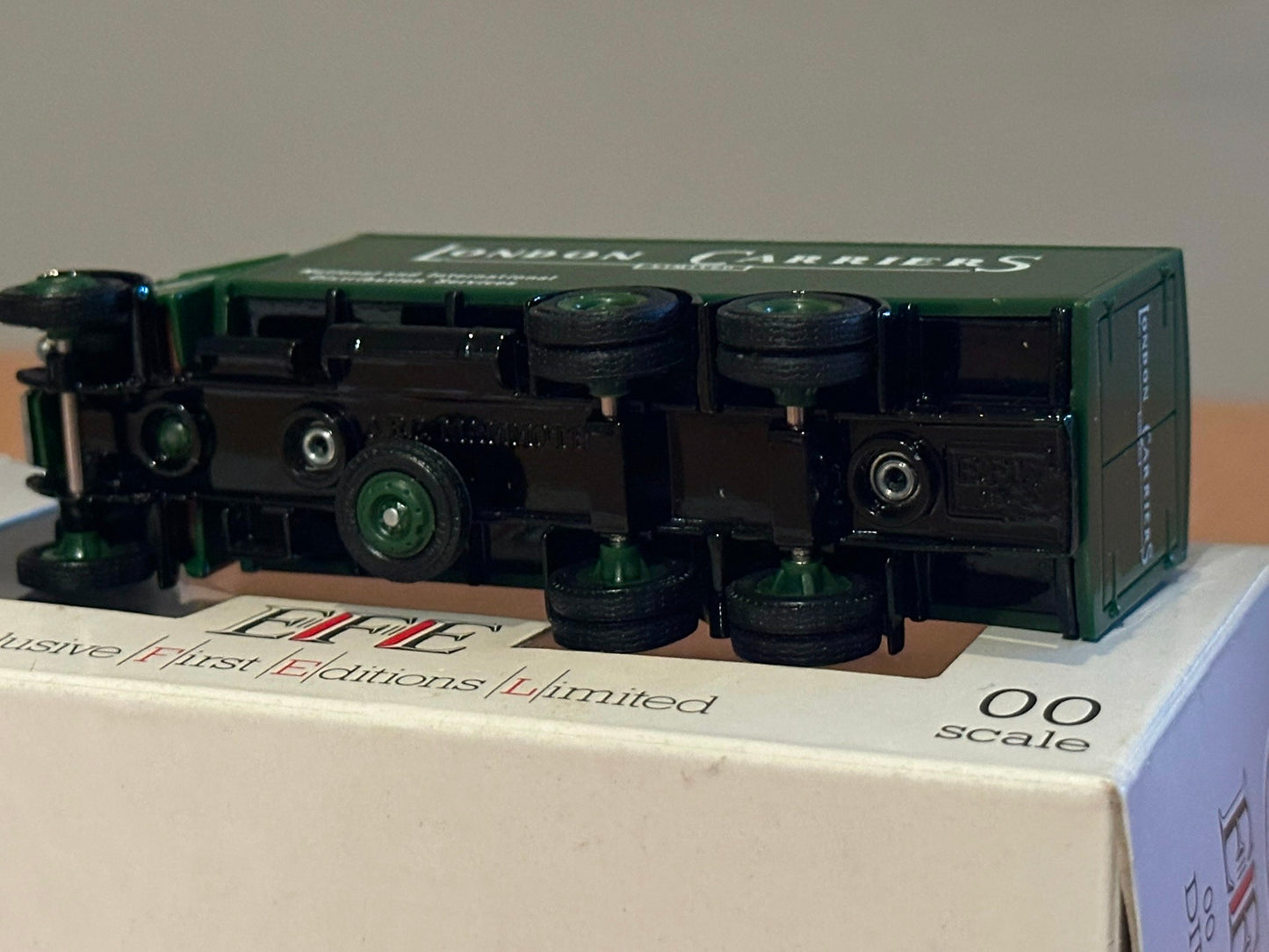 EFE OO Gauge AEC Mammoth 6-wheel Boxvan - London Carriers 10501. Boxed.