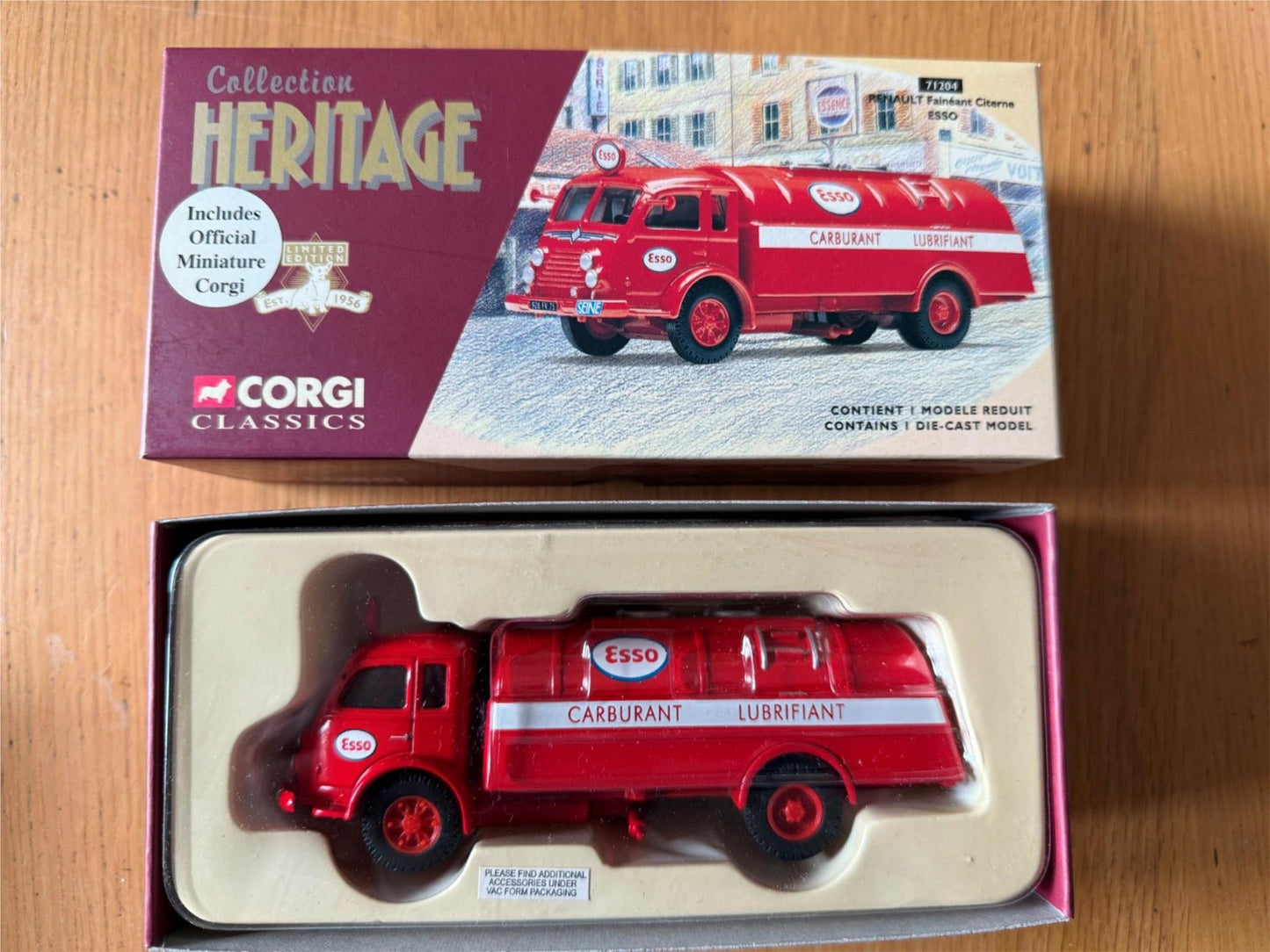 Corgi Classics 71204 - 1:50 Renault Faineant Citerne Petrol Tanker - Esso BNIB