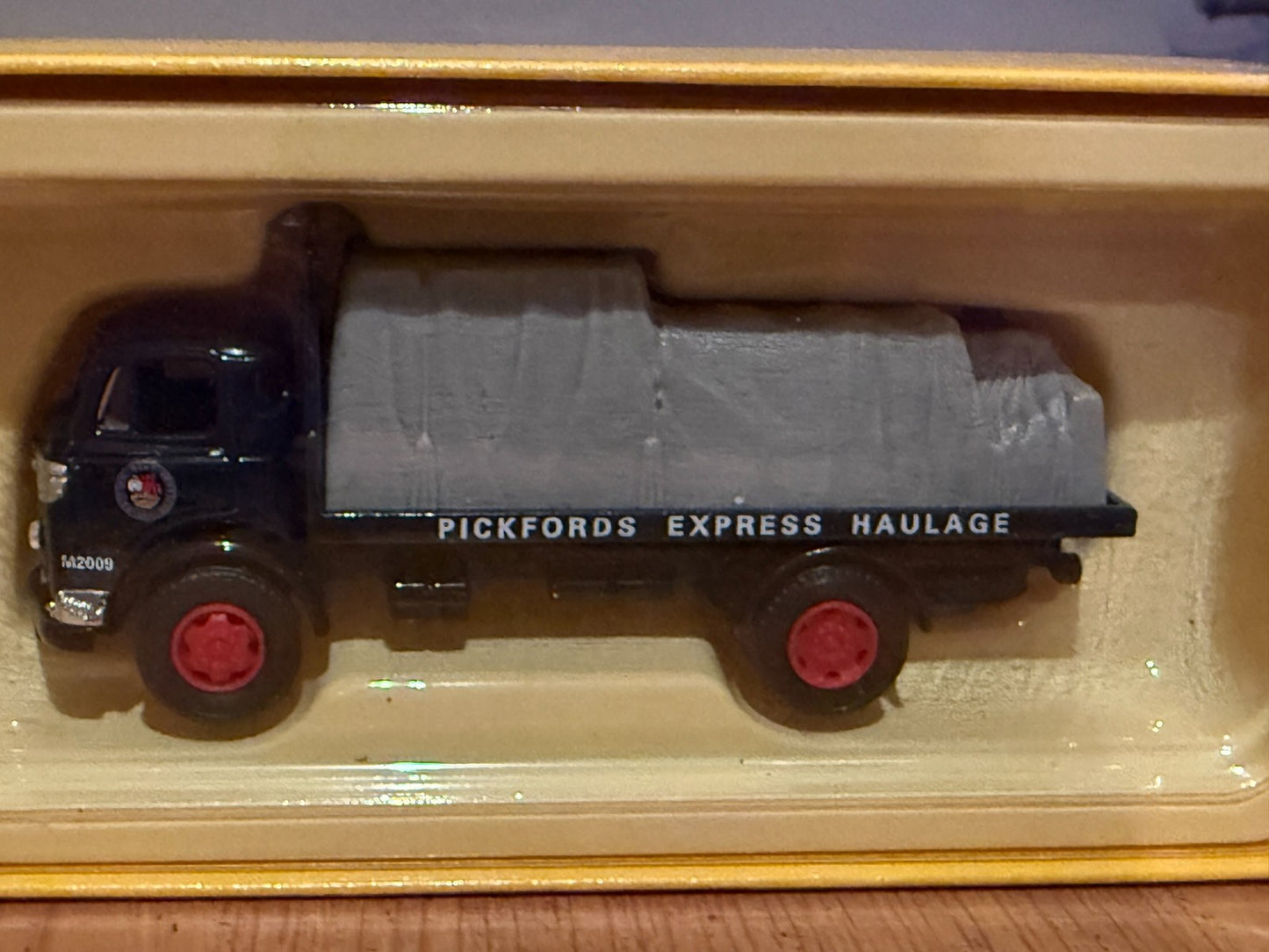 Corgi Vanguards 1:64 Commer Flatbed - Pickfords