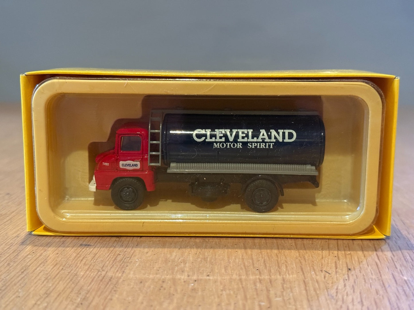 Corgi Vanguards 1:64 Ford Thames Trader Tanker - Cleveland Motor Spirit