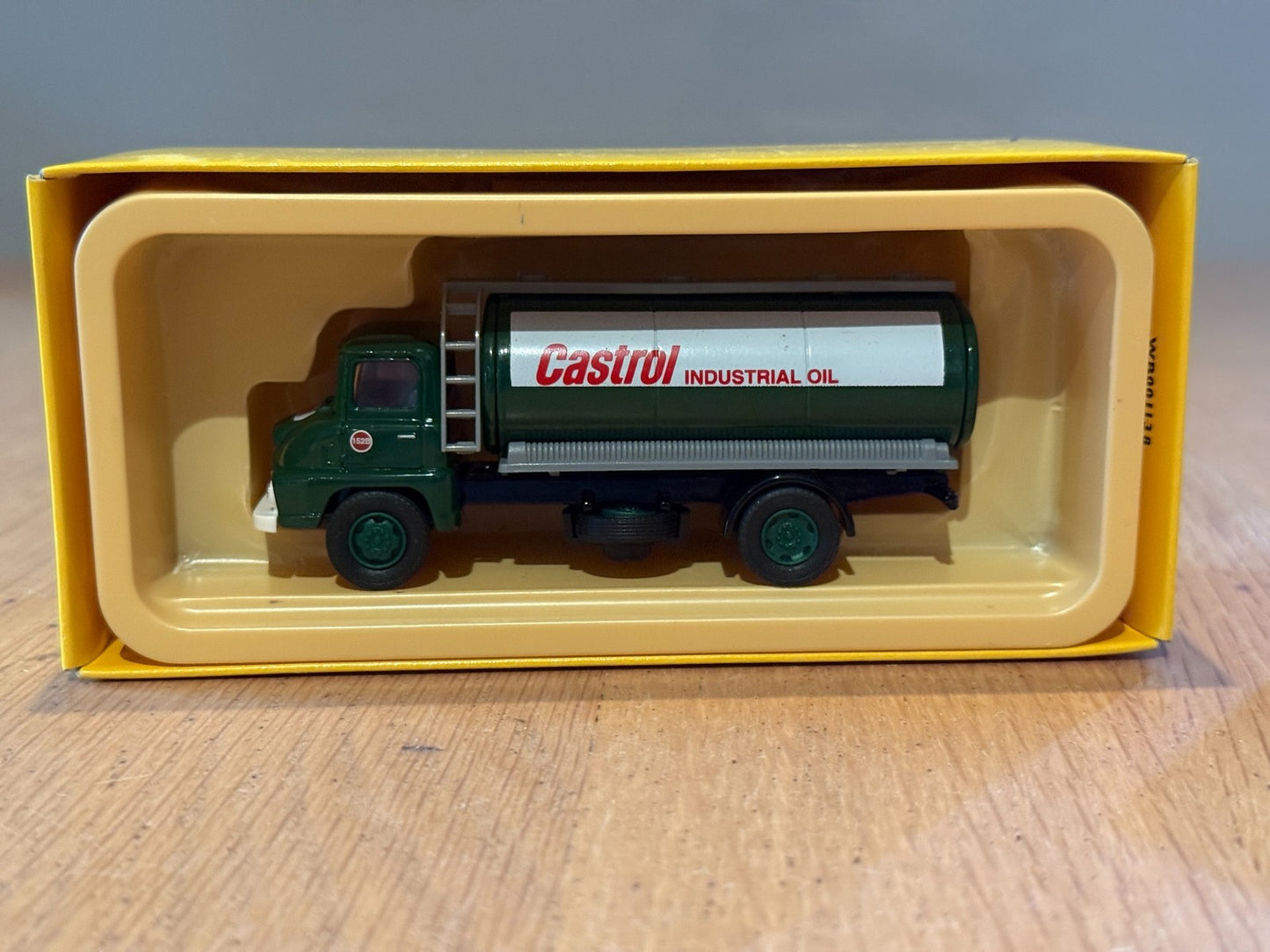 Corgi Vanguards 1:64 Ford Thames Trader Tanker - Castrol