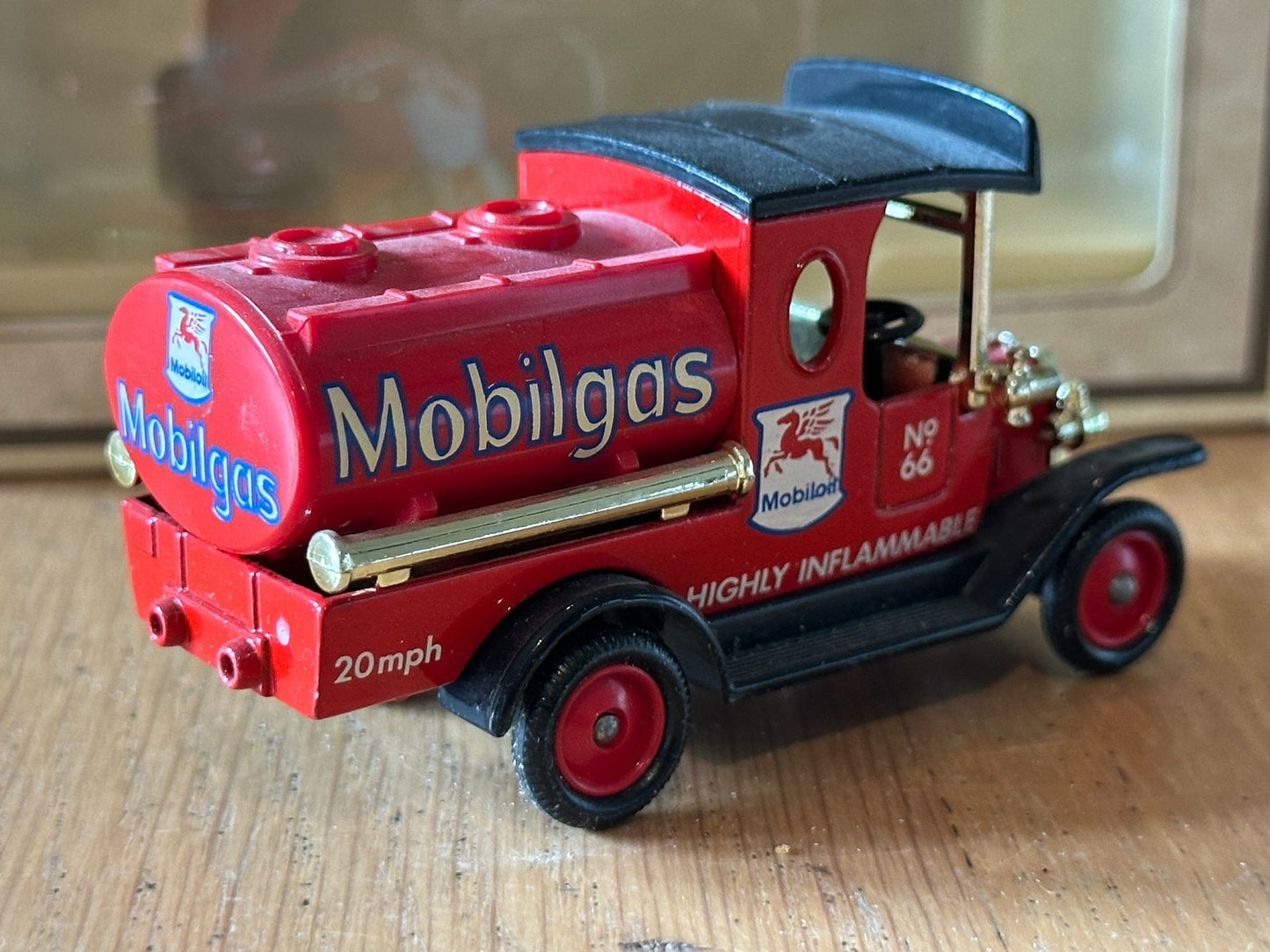 Days Gone DG08019 - Model T Ford Tanker - Mobilgas, Mobiloil No. 66