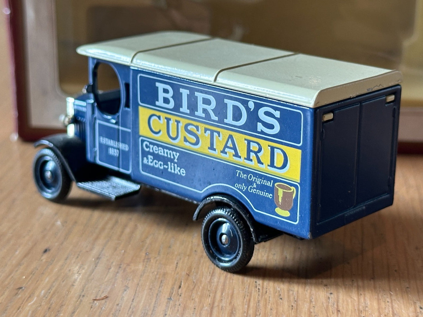 Days Gone DG43007 - Morris Van - Birds Custard