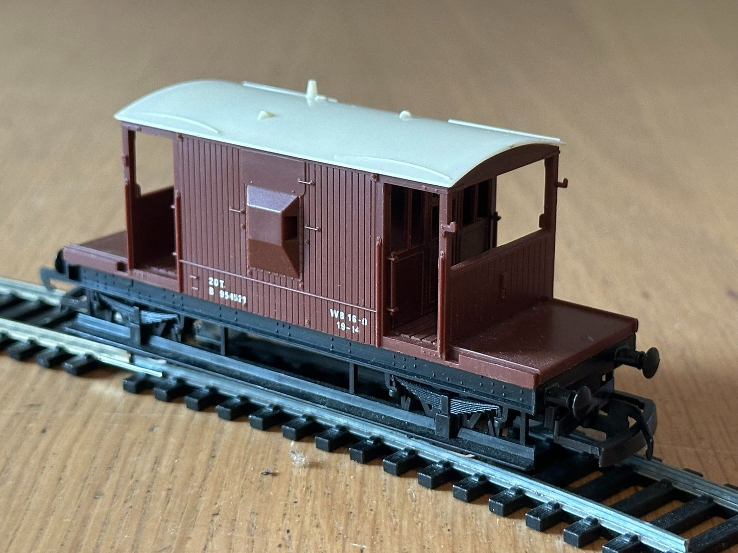 Hornby OO Gauge 20T Brake Van B952566. Pre-owned.