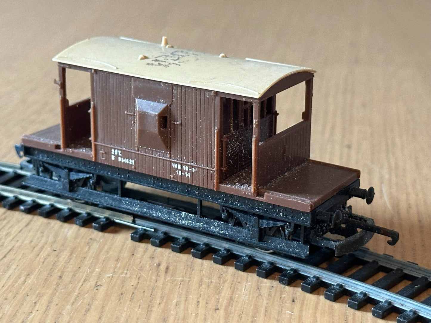 Hornby OO Gauge 20T Brake Van B952566. Pre-owned. Playworn.
