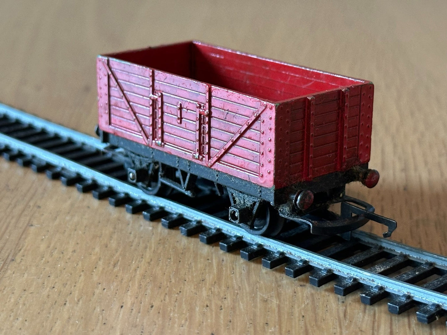 Tri-ang Hornby OO Gauge R10 12 Ton 7 Plank Drop Door Wagon.