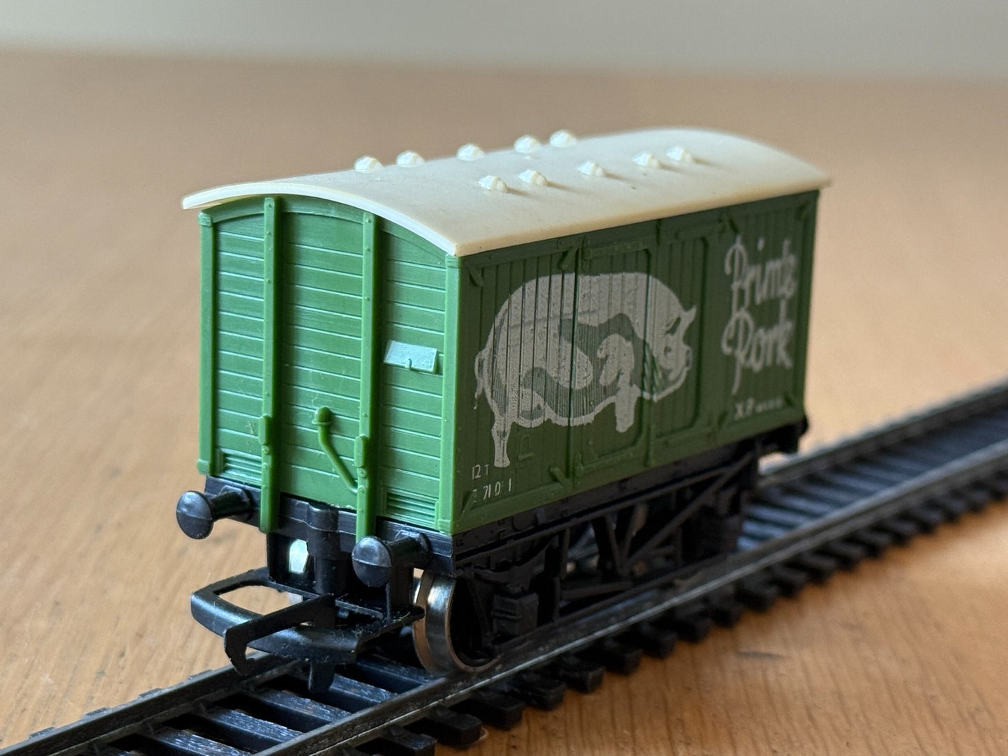 Hornby OO Gauge vent Van - Prime Pork. Pre Owned. R216,