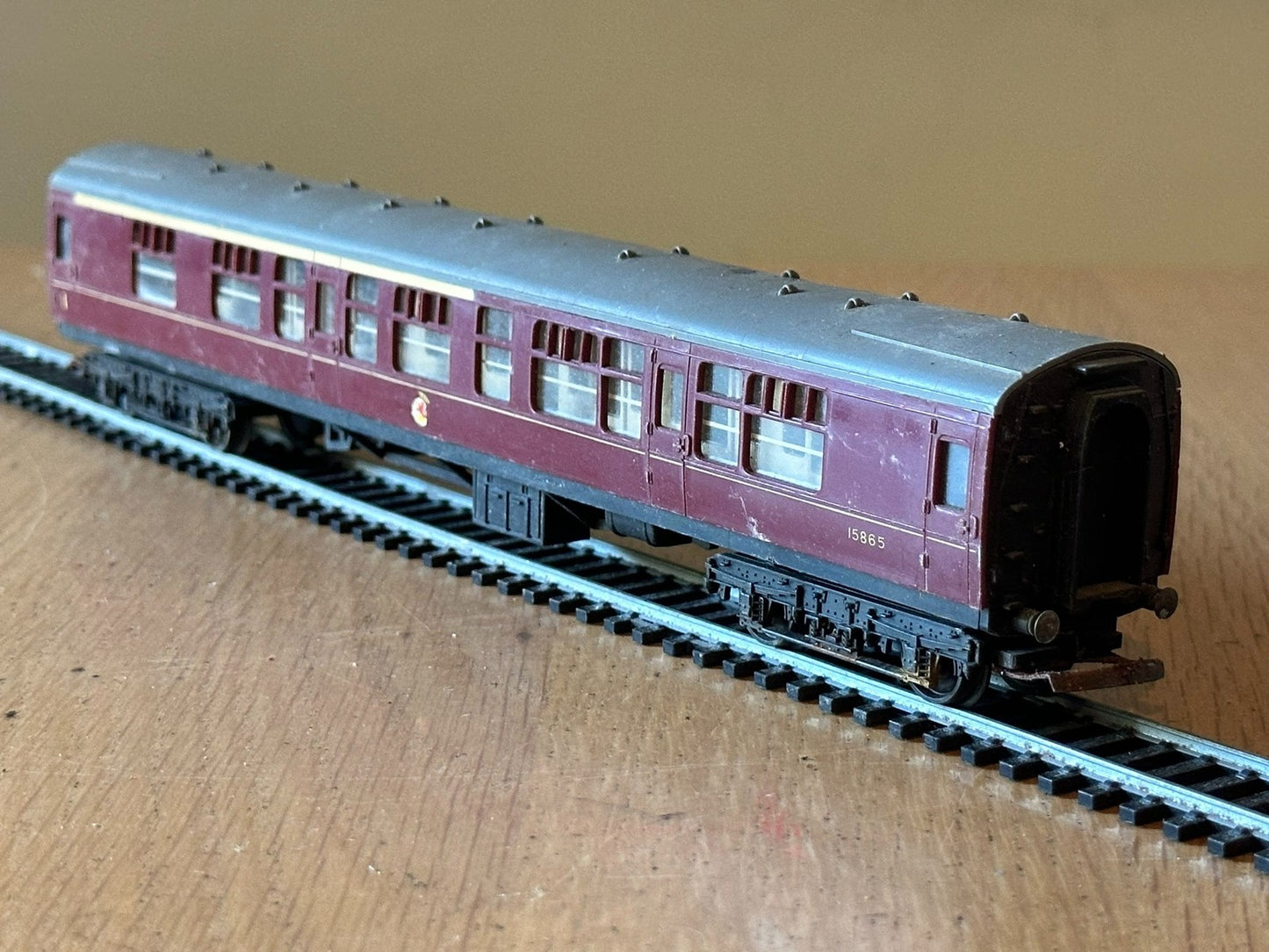 Hornby Tri-ang OO Gauge R382-15865 Composite Coach in BR Maroon