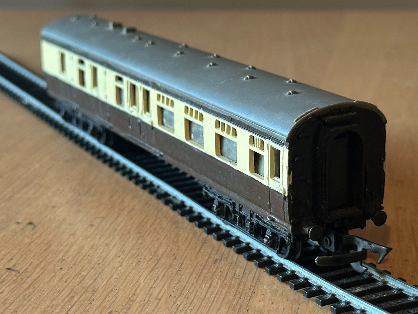 Tri-ang R28 OO Gauge Brake Coach P42 - Playworn