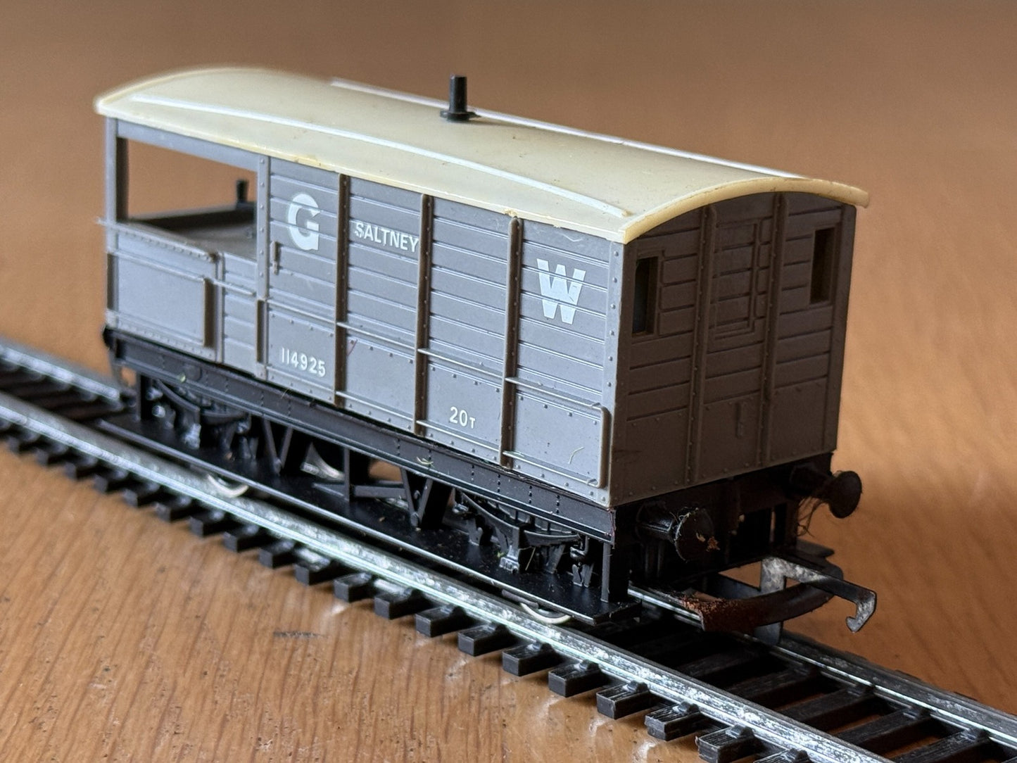 Hornby OO Gauge R714 - GWR 20 Ton Brake Van Wagon - 114925 Saltney