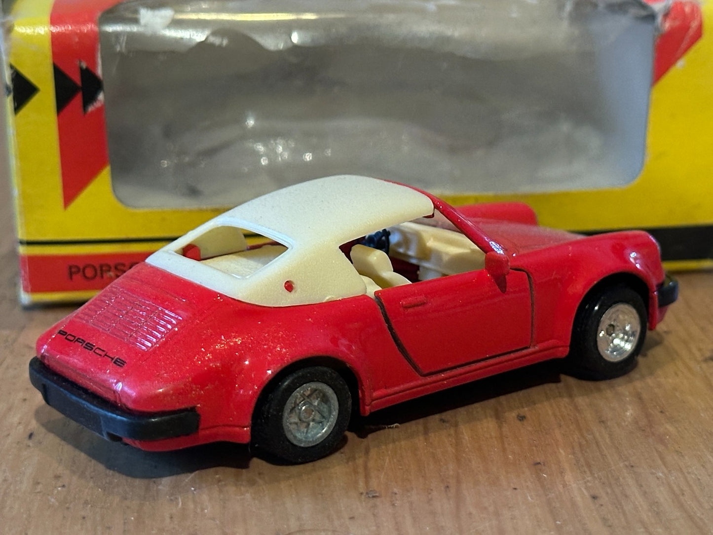 Maisto Diecast - Shell Sportscar Collection - Porsche 911 SC