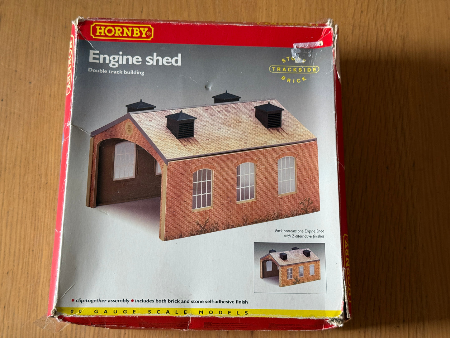 Hornby R504 Double Track Engine Shed