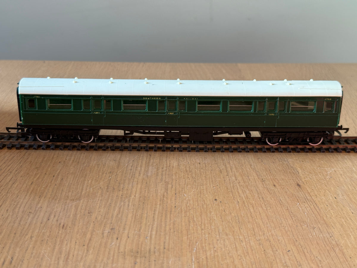 Hornby OO Gauge - Southern Railway S.1750 Composite Coach