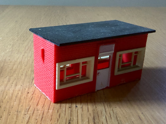 Triang Hornby R472 Platform Waiting Room - door missing small area of paint