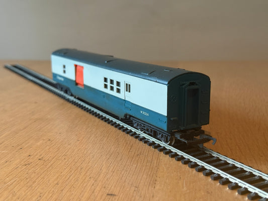 Hornby R.401 OO Gauge -  Operating Royal Mail Coach M30224
