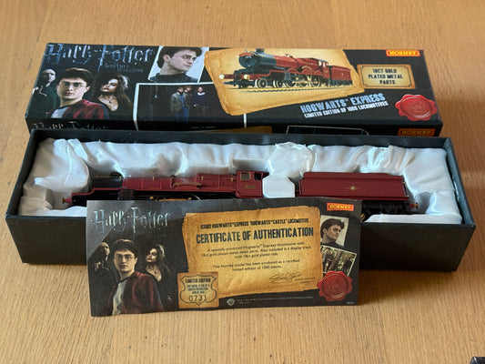 Hornby OO Gauge R3082 - Harry Potter Hogwarts Express. 18ct Gold Plated Edition.