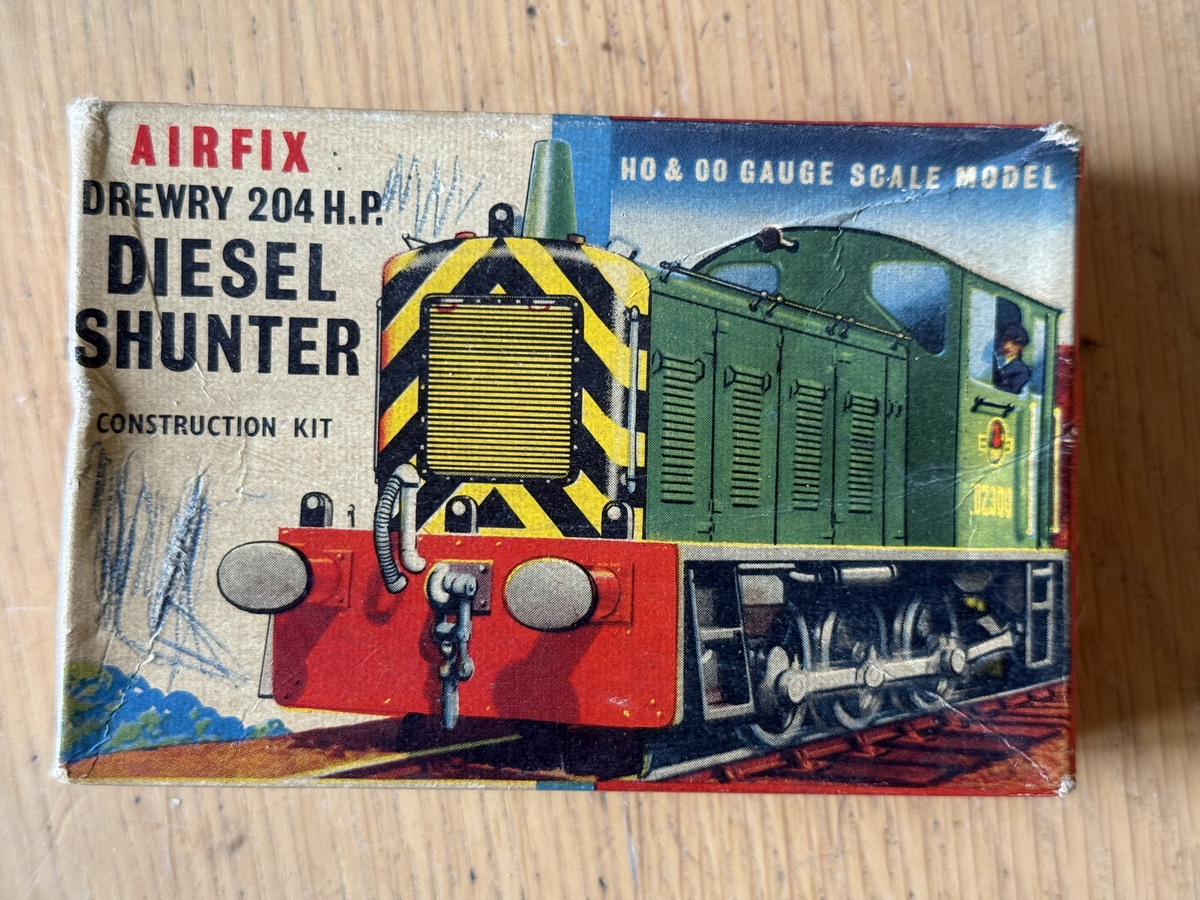 Airfix OO/HO Gauge 1:76 Scale Plastic Model Kit - Drewry 204 H.P. Diesel Shunter