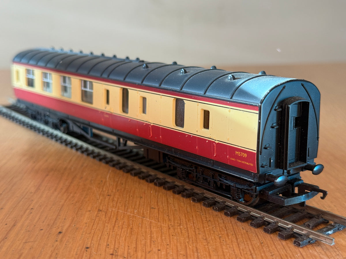 Hornby OO Gauge -  Stanier Period III Brake Third Coach M5709