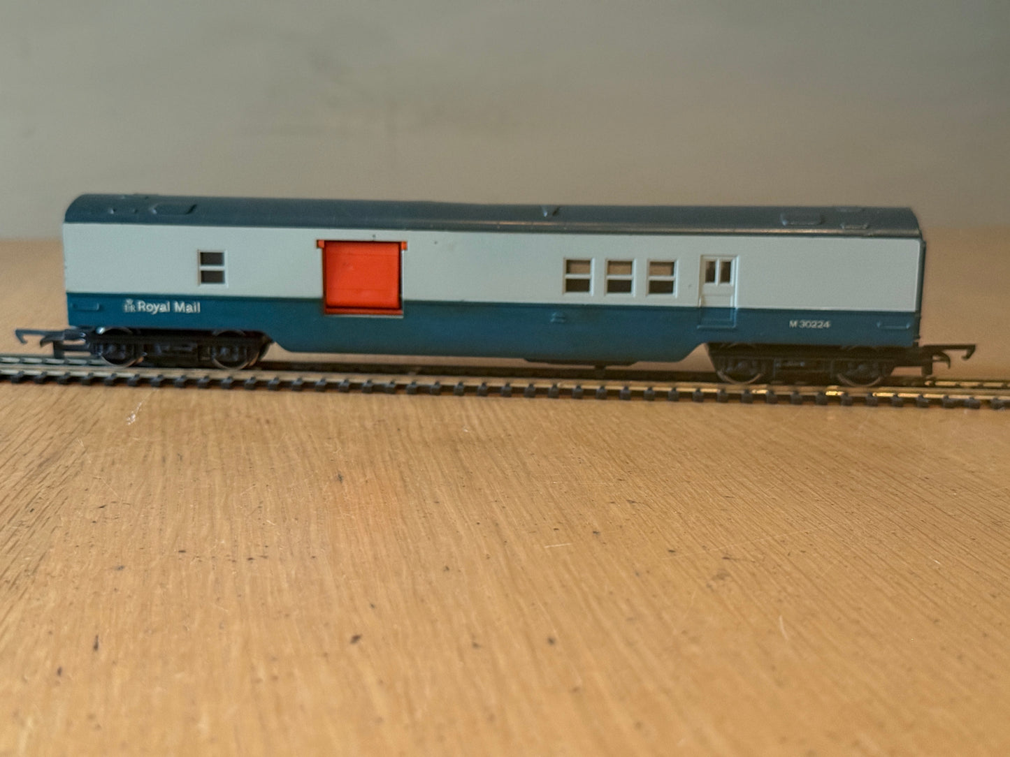 Hornby R.401 OO Gauge -  Operating Royal Mail Coach M30224