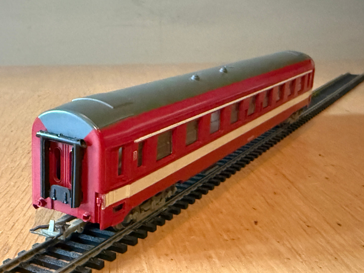 Jouef HO Scale - SNCF Restaurant Coach. Missing Buffers.