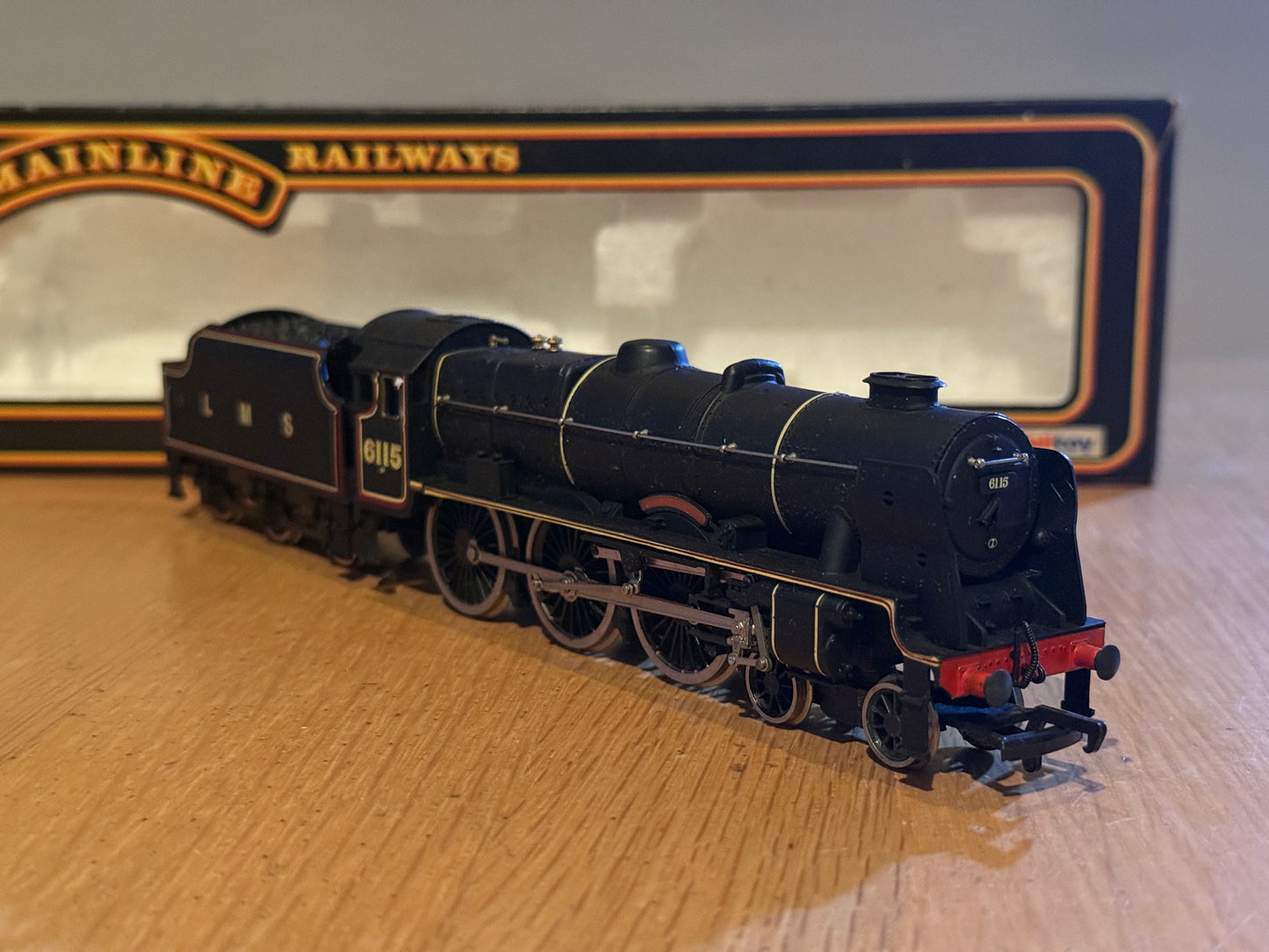 Mainline OO Gauge - LMS Royal Scot Class 4-6-0 Steam Locomotive. No 6115