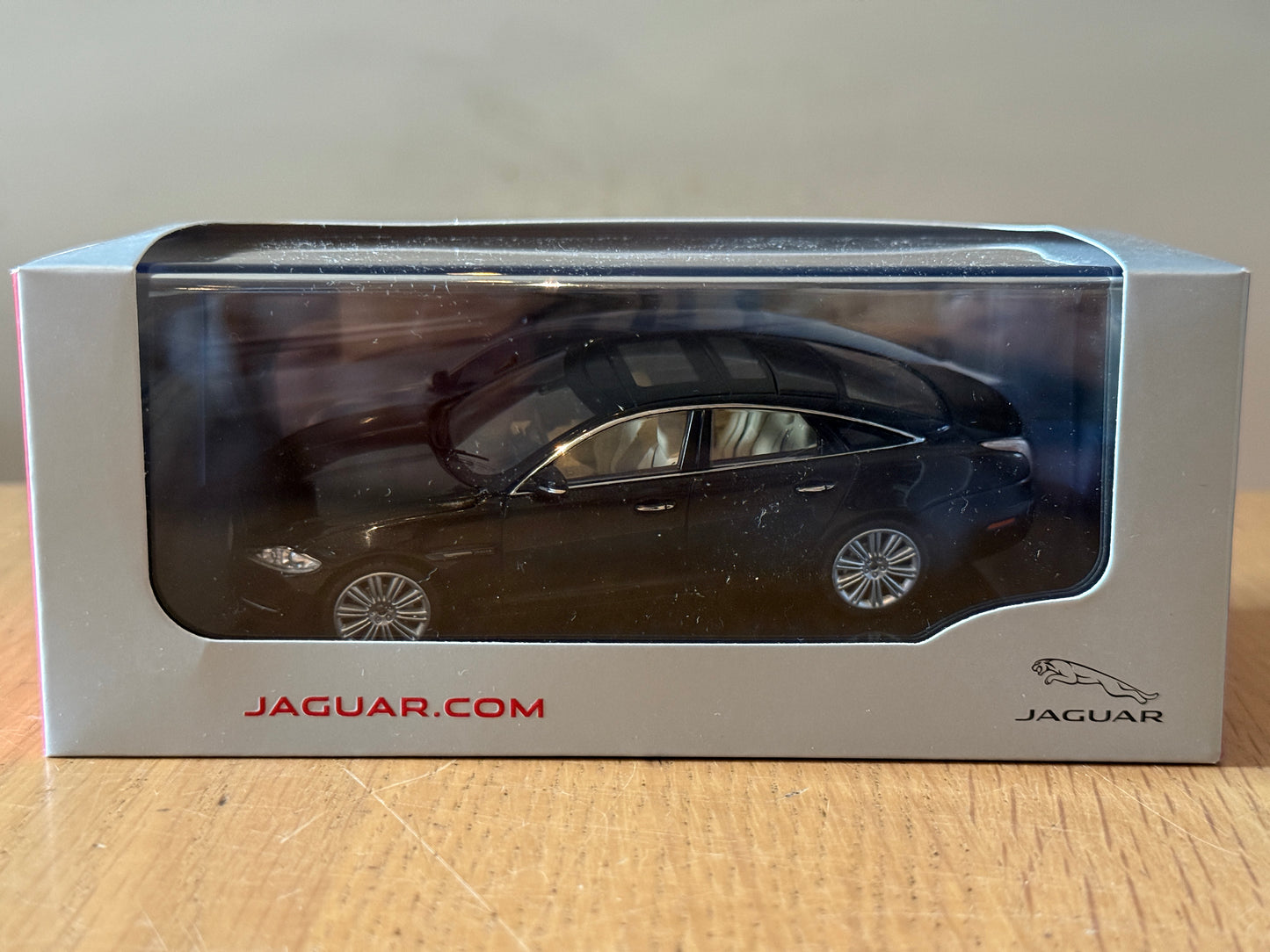 Ixo Models 1:43 Official Jaguar OEM Model - Jaguar XJ. BNIB