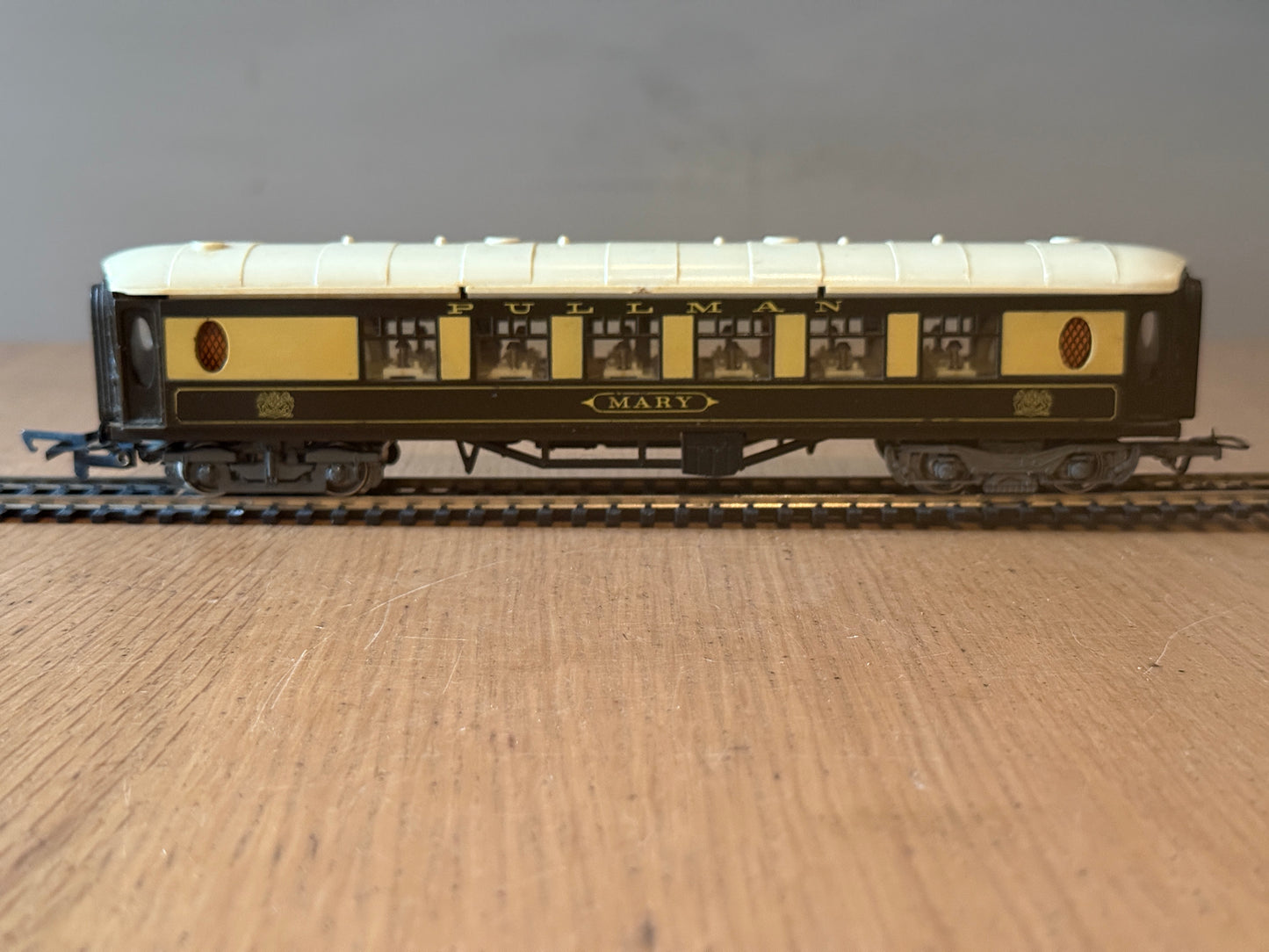 Tri-Ang Hornby OO Gauge - Pullman Coach - 'Mary' - Missing Buffer