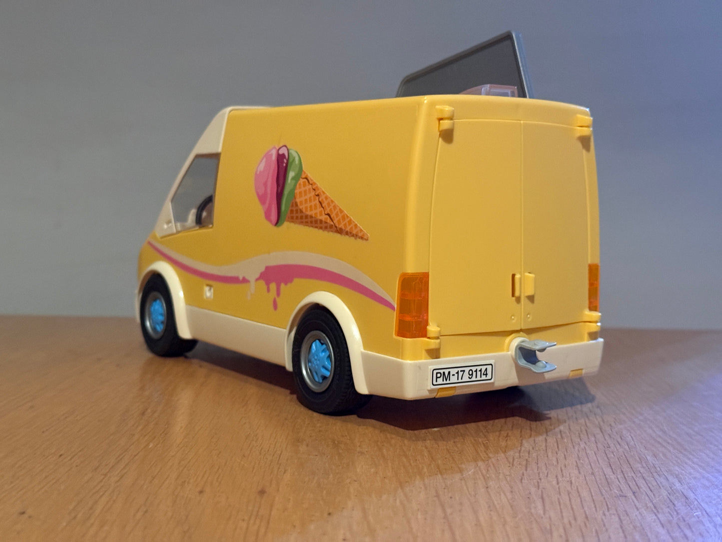 Playmobil 9114 - Ice Cream Van. Pre-owned.
