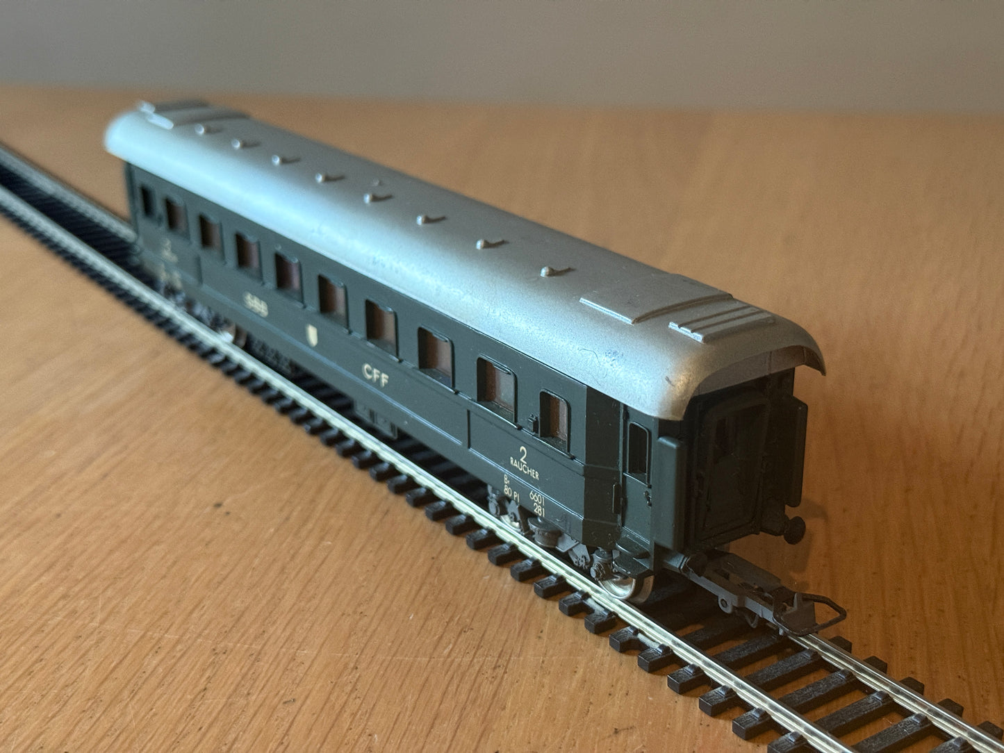 Lima H0 Scale -Swiss SBB CFF 2nd Passenger Coach. Missing Buffer.