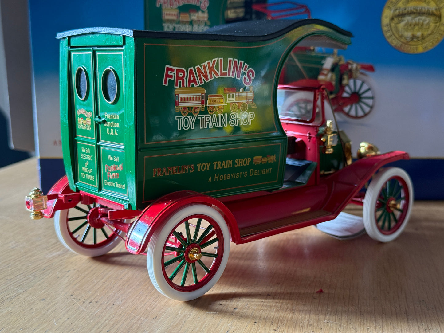 Franklin Mint - 2002 Christmas Truck.