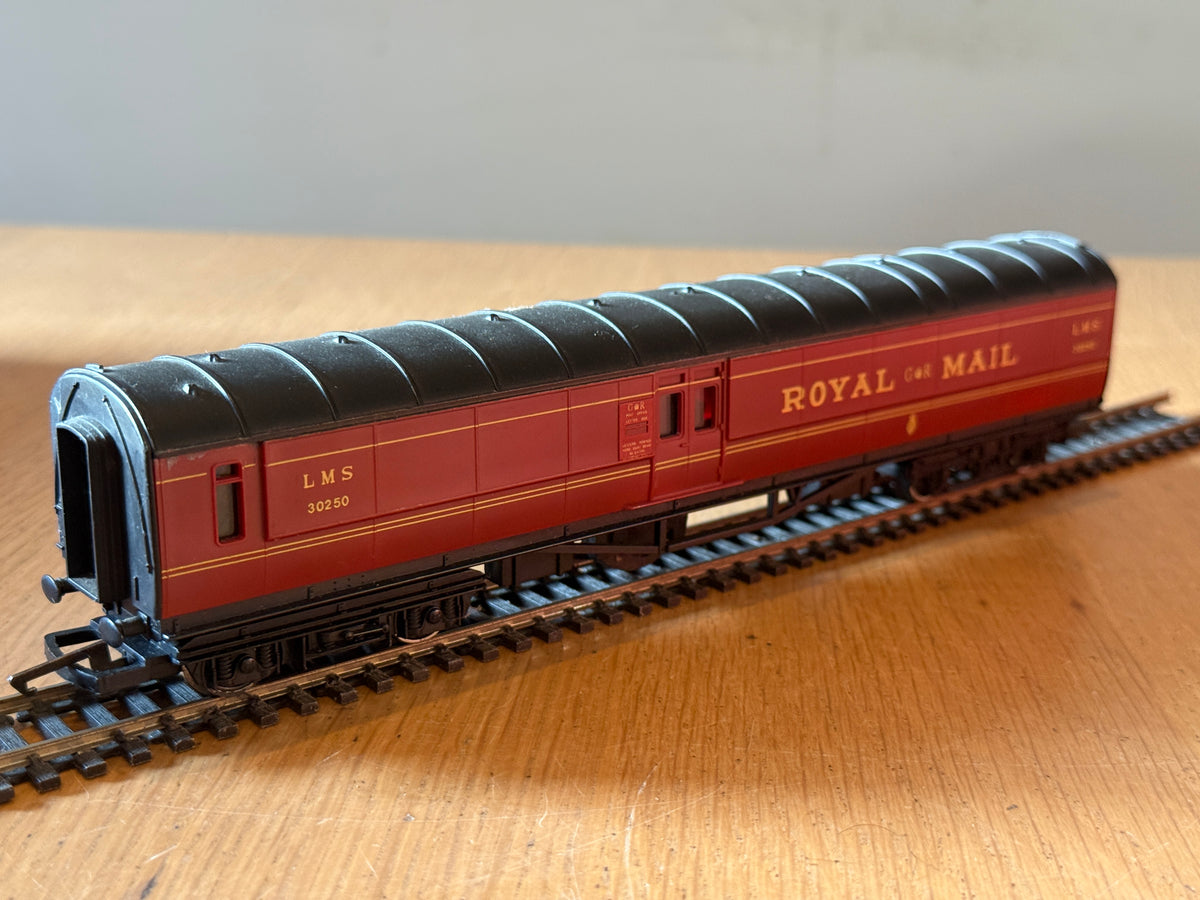 Hornby R413 OO Gauge - LMS Royal Mail TPO Operating Coach