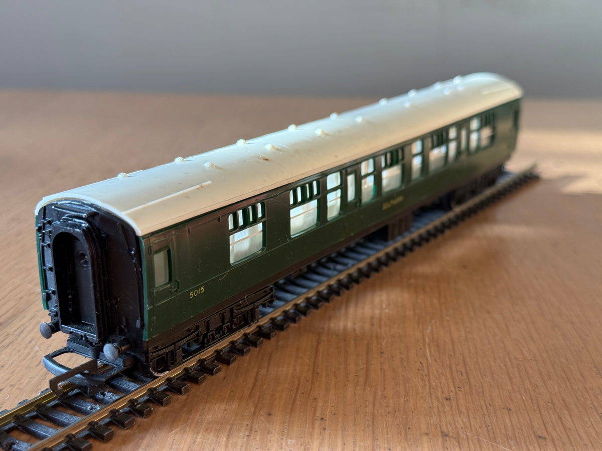 Hornby OO Gauge R622 -  Southern Railways Corridor Coach 5015