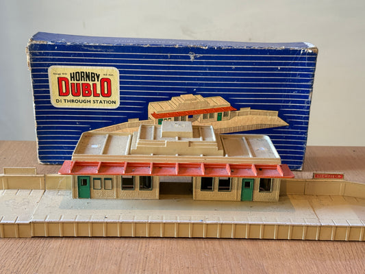 Vintage Hornby Dublo D1 Through Station. Damaged Box.