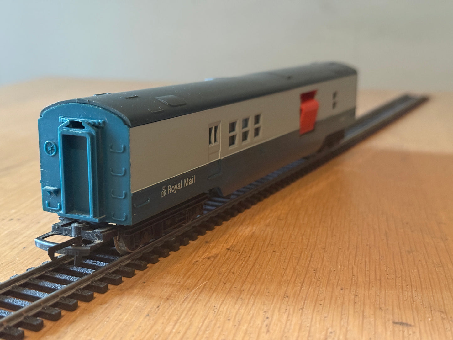 Hornby R.401 OO Gauge -  Operating Royal Mail Coach M30224