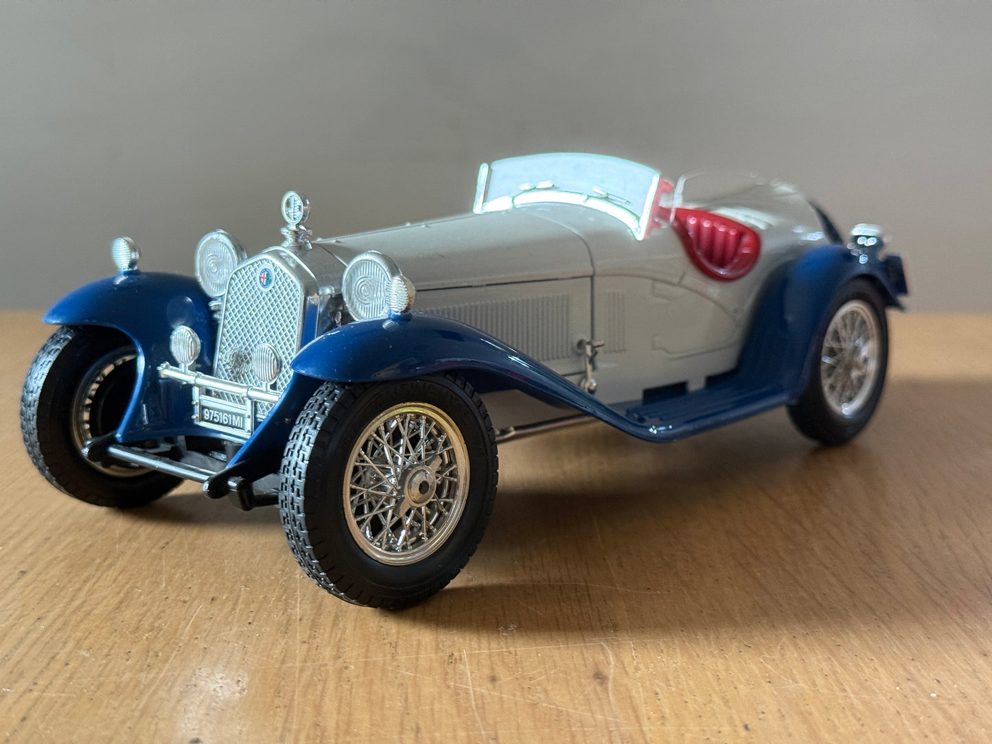 Bburago 1:18 Diecast Model 3008 -  Alfa Romeo 2300 Spider (1932) - No box