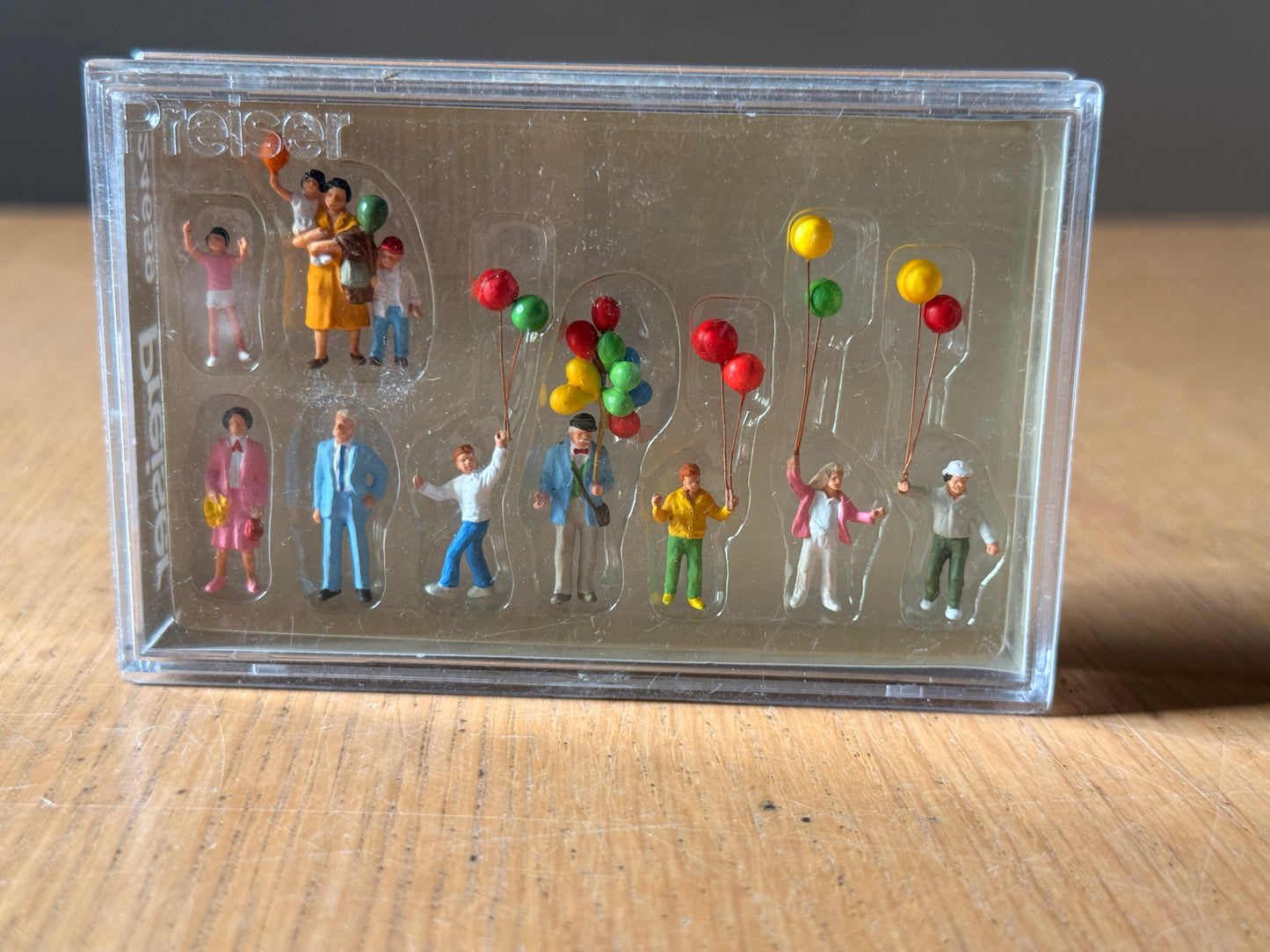 Presier - HO Scale Fairground Balloon Sales Figure Set