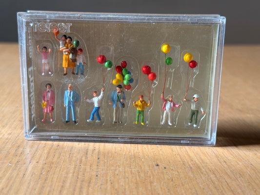 Presier - HO Scale Fairground Balloon Sales Figure Set