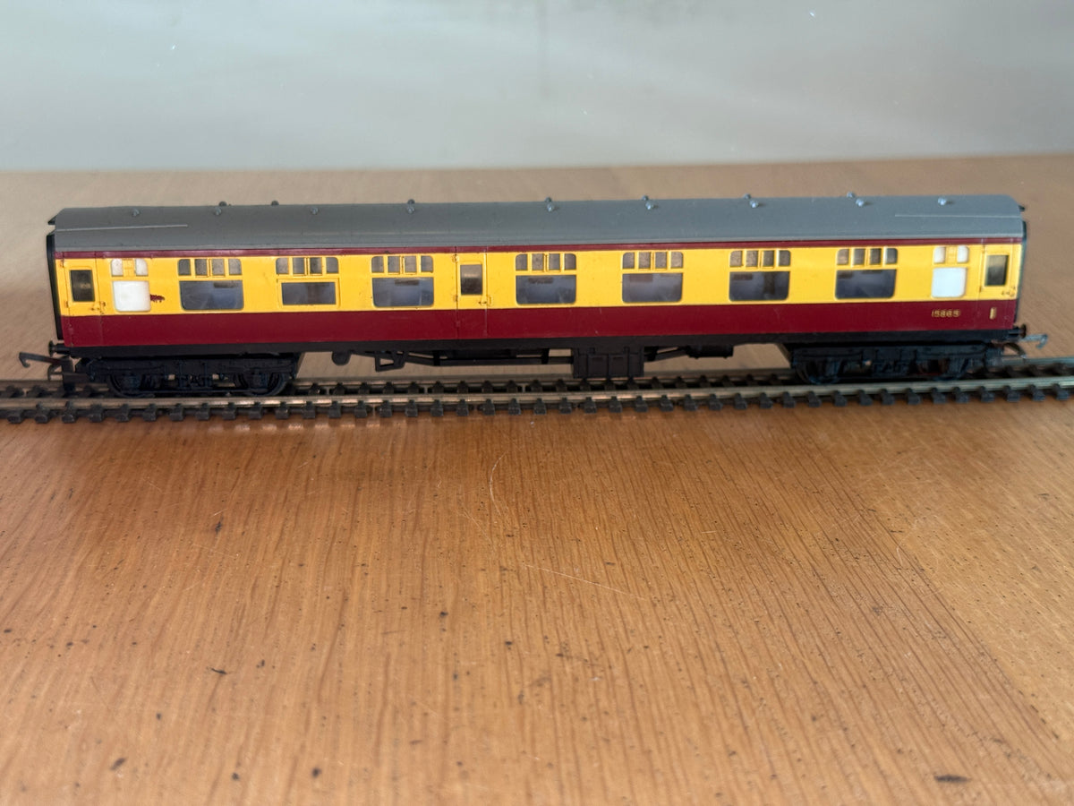 Hornby OO Gauge - Crimson and Cream Composite Coach 15865